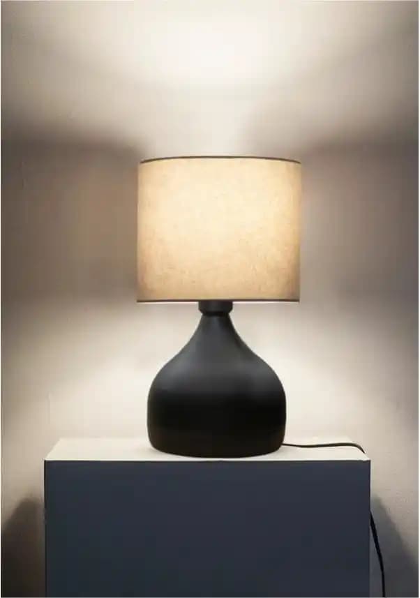 Metal Gövdeli ve Krem Renkli Kumaş Abajurlar ile Modern Ev Dekorasyonunda Şıklık ve Dayanıklılık