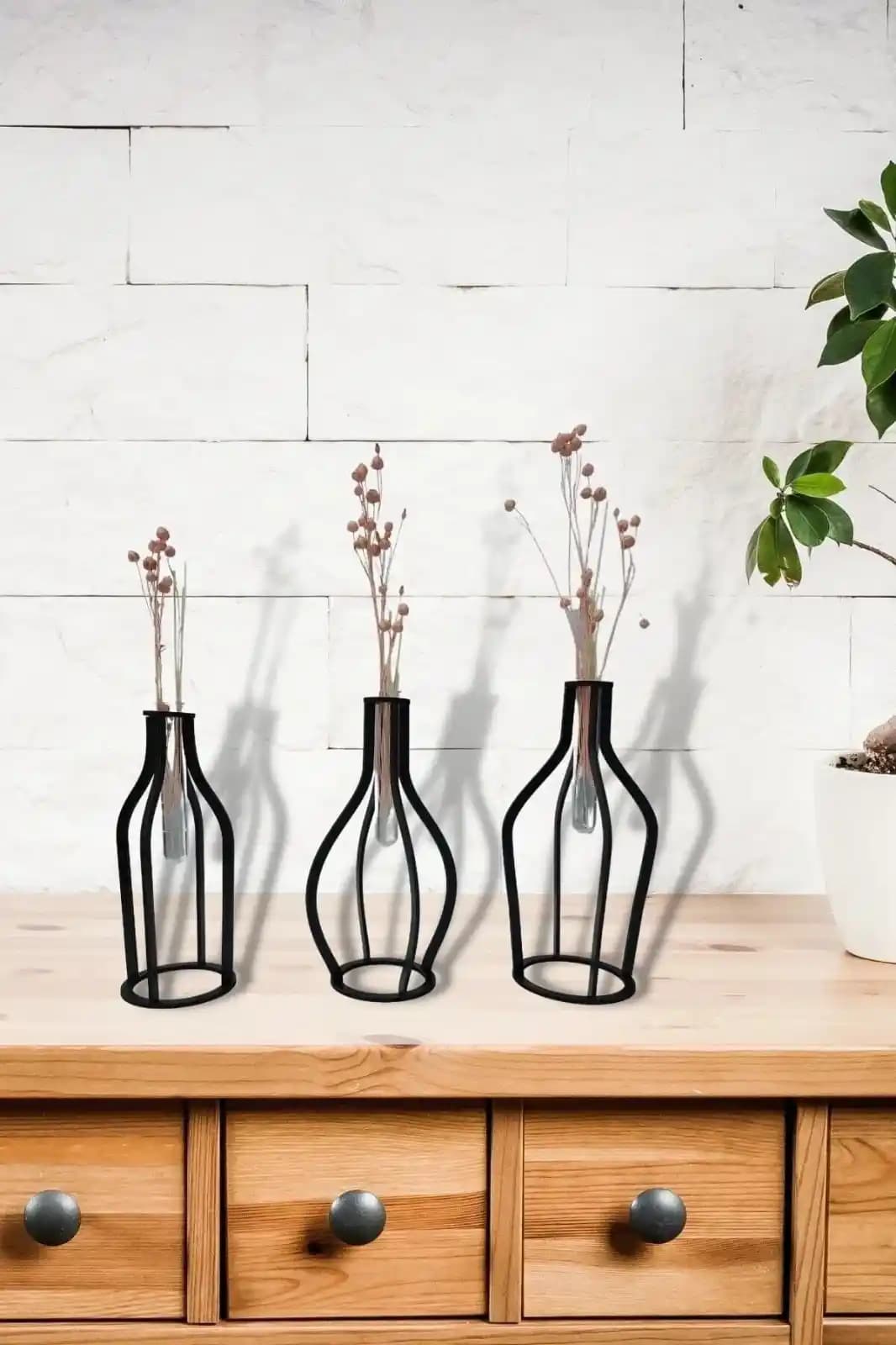 Metal Vazolar ile Modern ve Endüstriyel Dekorasyon İçin Uygun Tasarım Seçenekleri