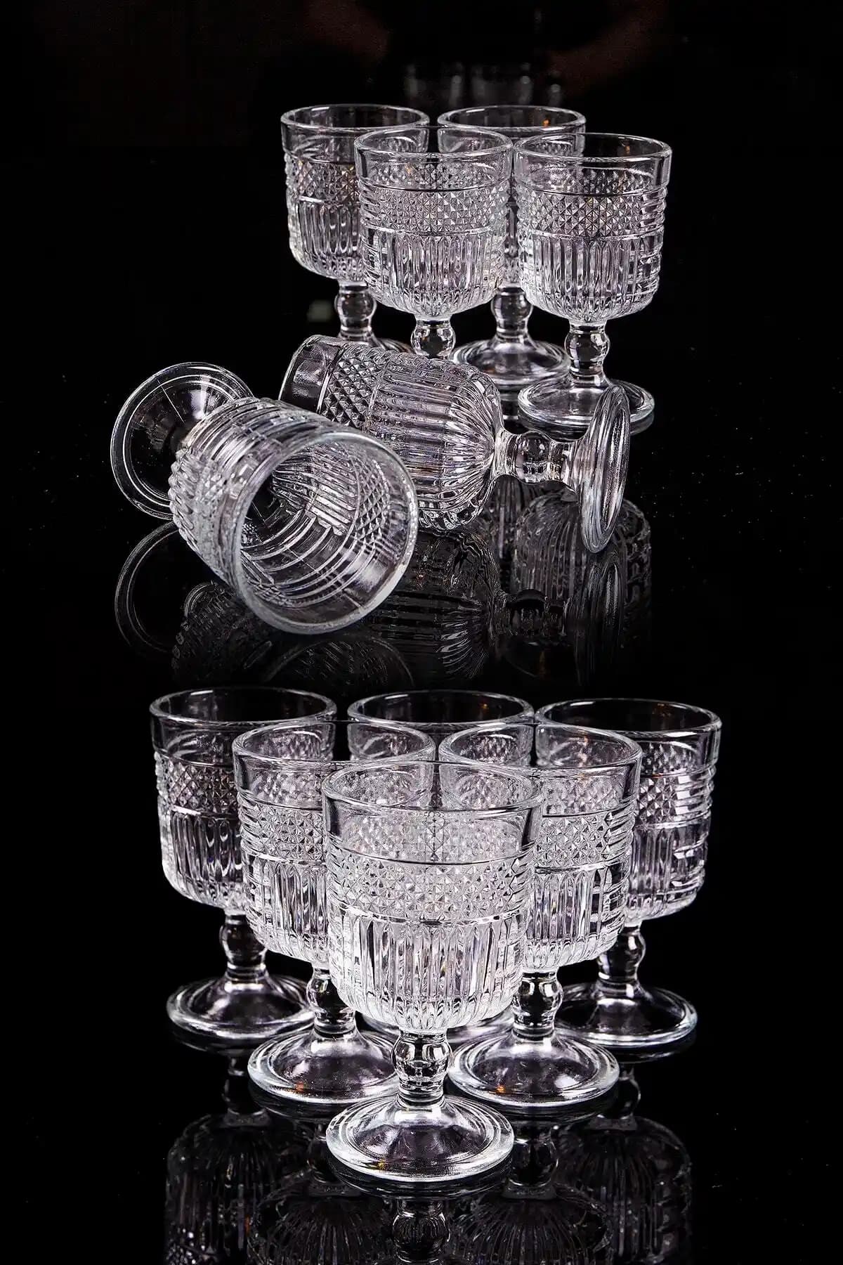 Mini Kristal Bardaklar ile Kahve ve İçecek Sunumunda Şıklık ve Fonksiyonellik