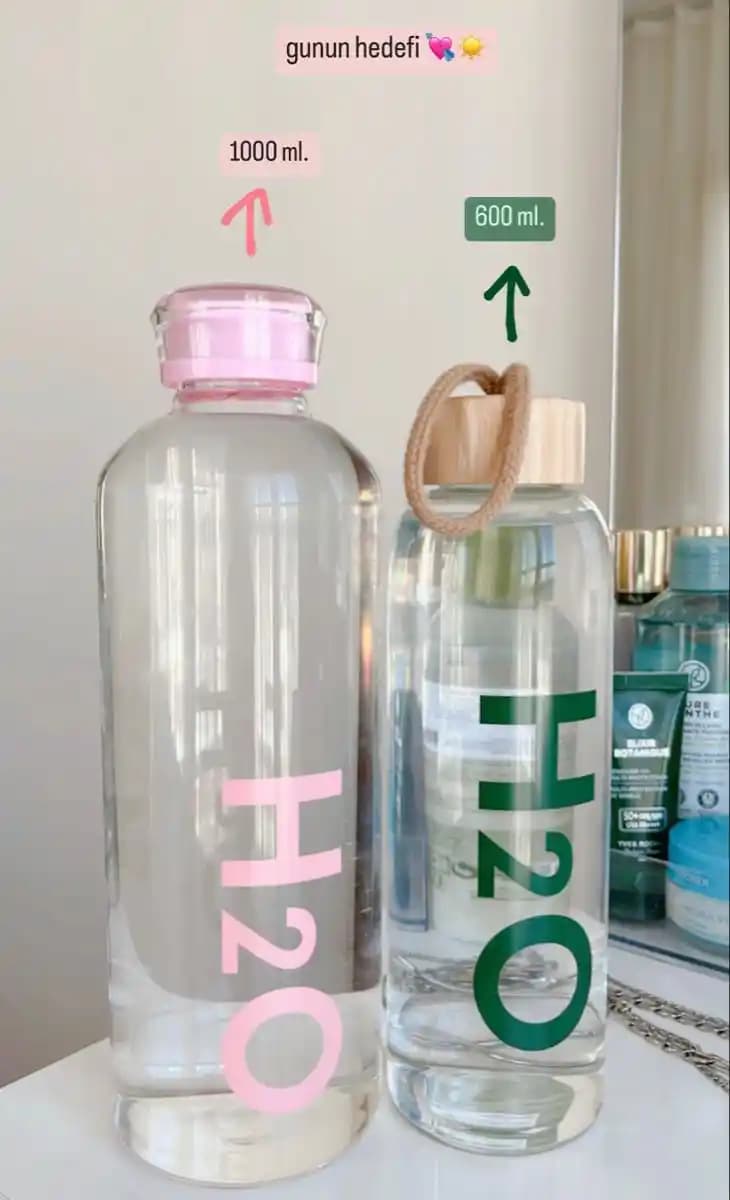 Modern bardaklı su şişeleri ile ev dekorasyonunda şıklık ve fonksiyonellik sağlama
