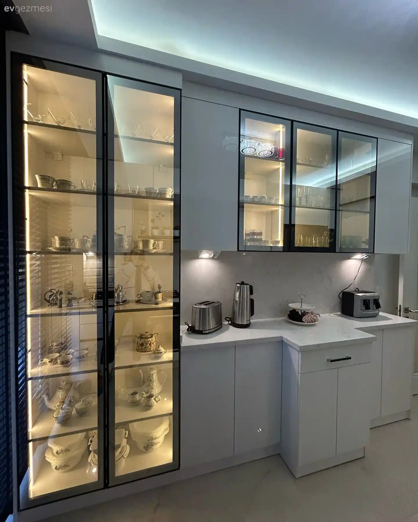 Modern Ev Dekorasyonunda Estetik Cam Gösterme Dolaplarının Tasarımı ve Kullanım Alanları