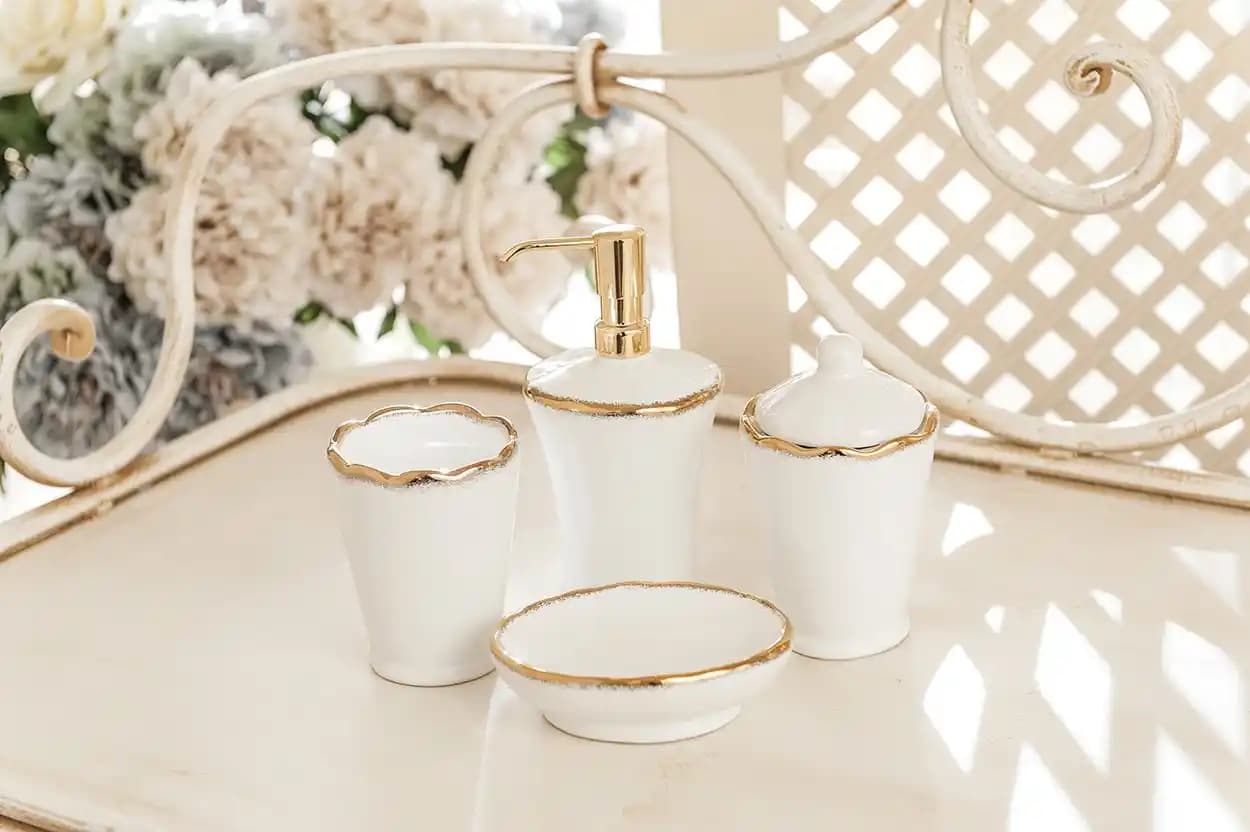 Modern evler için gold beyaz banyo setleri: şık ve fonksiyonel tasarım örnekleri