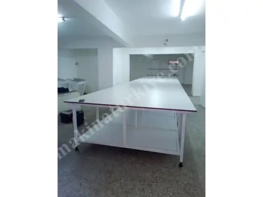 Modern Evler İçin Şık ve Fonksiyonel Kumaş Kesim Masaları Tasarımı ve Trendleri
