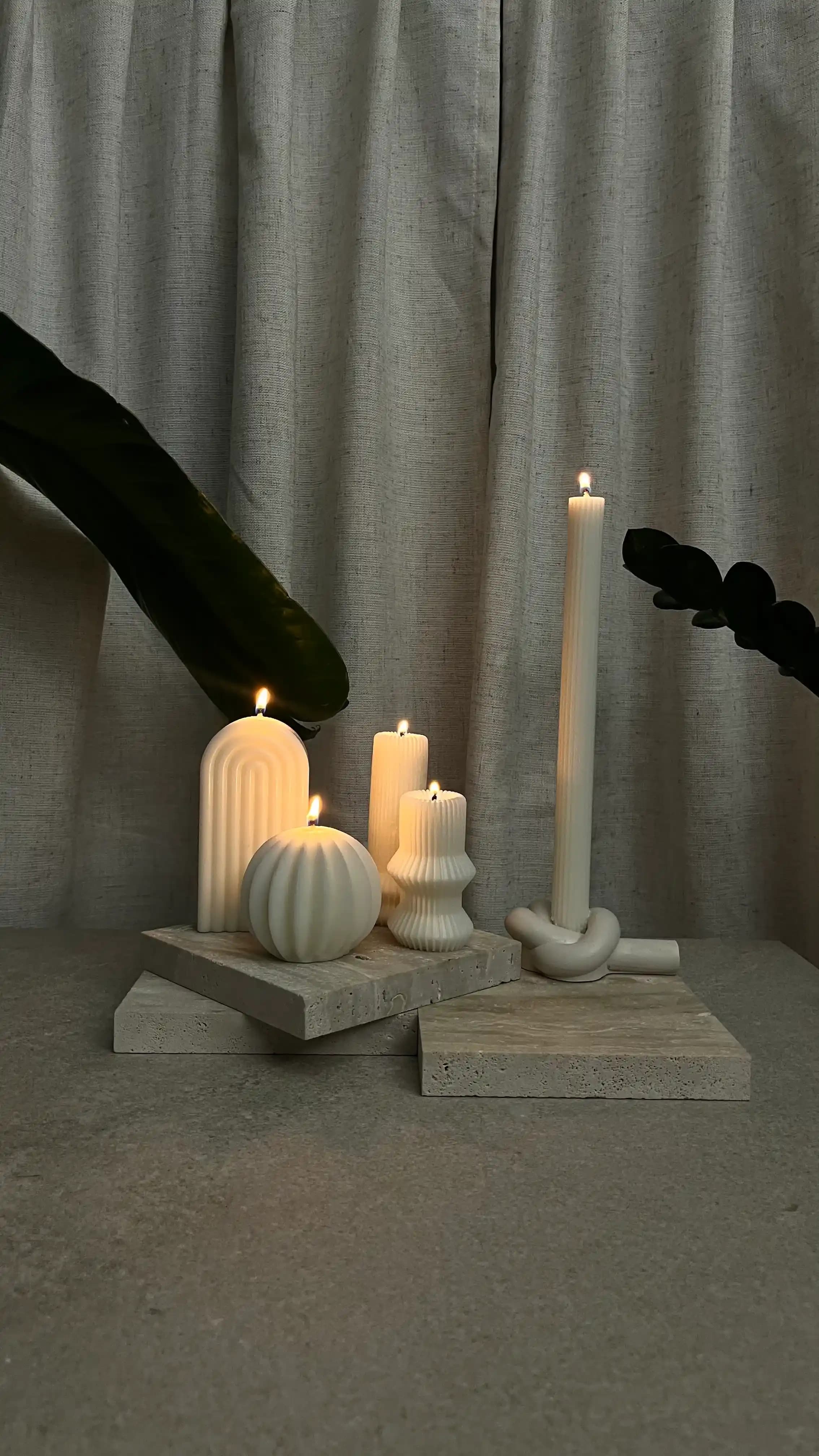 Modern İç Mekan Dekorasyonunda Beyaz Mumların Estetik ve Fonksiyonel Rolü