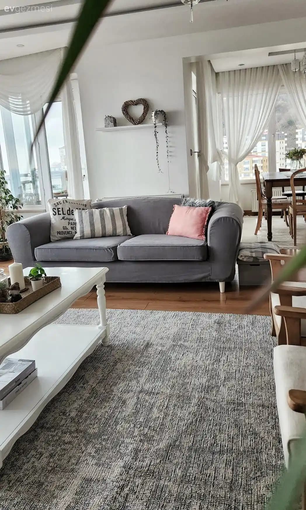 Modern Koltuk Örtüleri ile Ev Dekorasyonunu Güncellemenin Yolları ve Trendleri