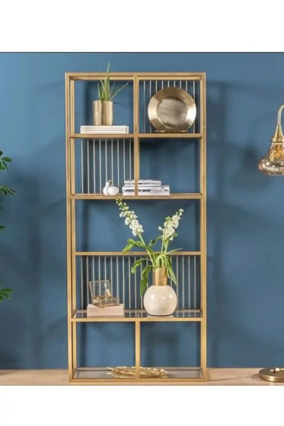 Modern Metal ve Altın Detaylara Sahip Kitaplıklar İçin Güncel Dekorasyon Trendleri