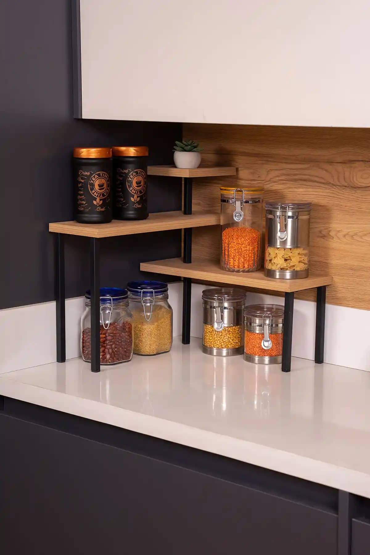 Modern mutfaklar için metal ve ahşap raflar: tasarım ve bakım ipuçlarıyla şıklık