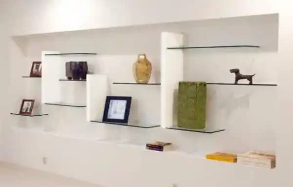 Modern Tavan Raf Dekorasyonu: Estetik ve Fonksiyonelliği Bir Arada Sunan Tasarım Çözümleri