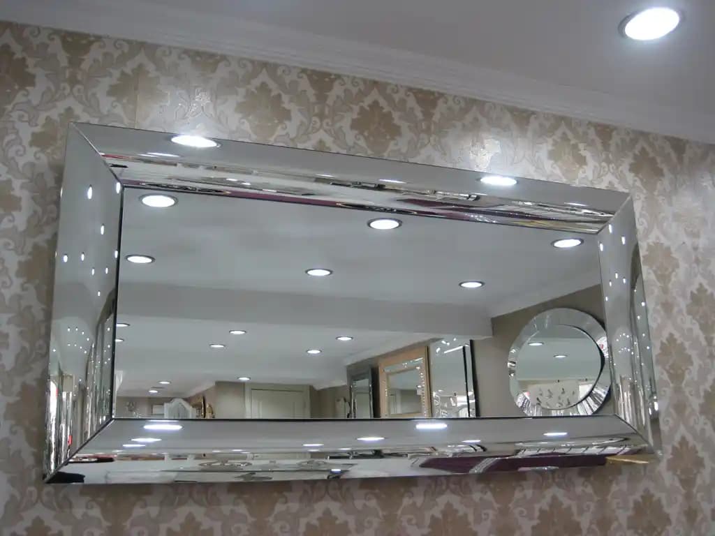 Modern ve Klasik Bronz Aynalar: Dekorasyonda Zarif ve Şık Seçenekler