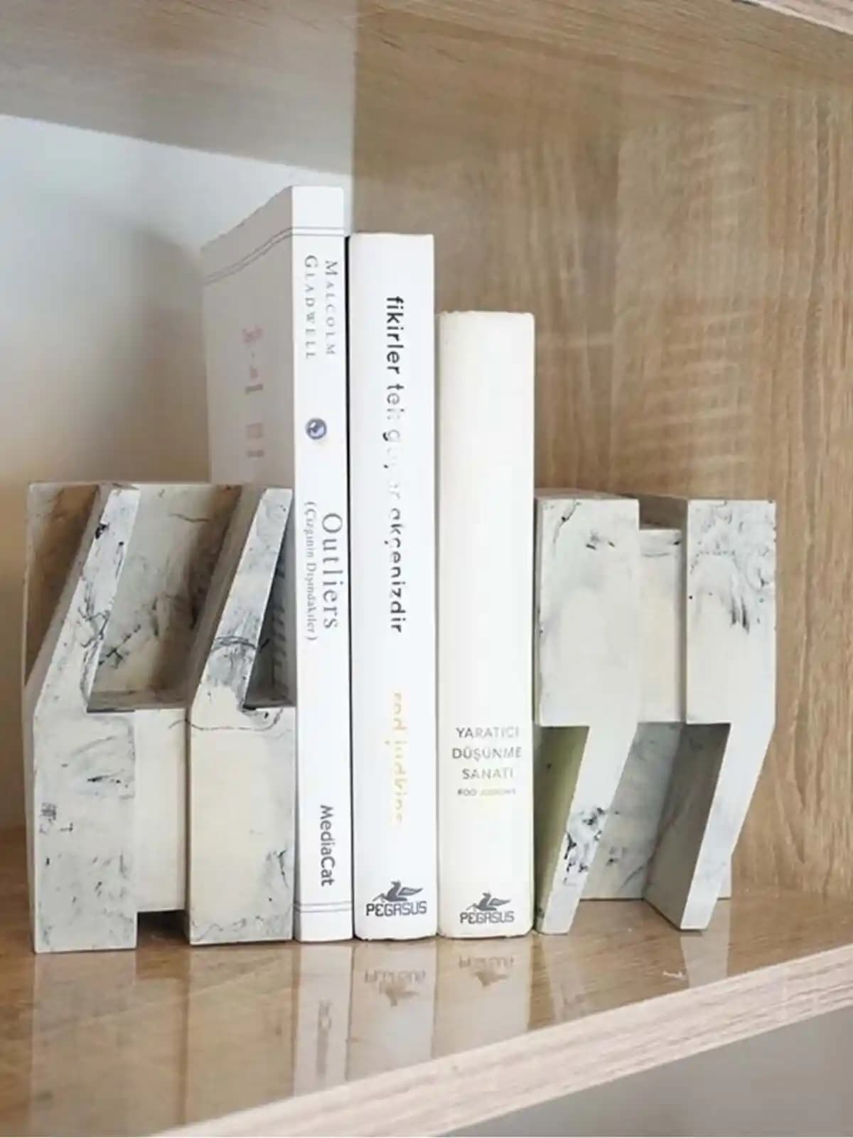 Modern ve Şık Tasarımlı Kitap Tutucular ile Ev Dekorasyonunuza Zarafet Katın