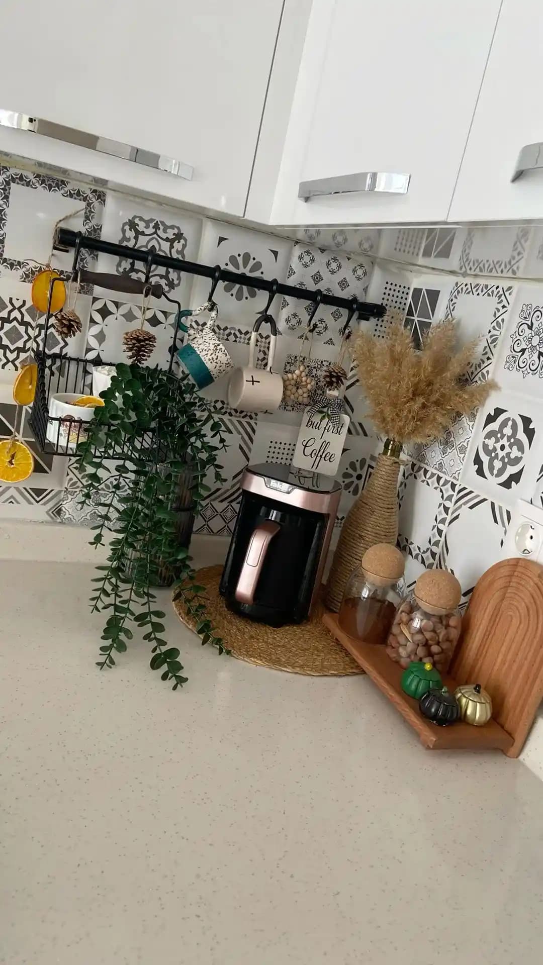 Mutfak Çay ve Kahve Köşeleri Dekorasyonu: Malzeme, Renk ve Aydınlatma İpuçları