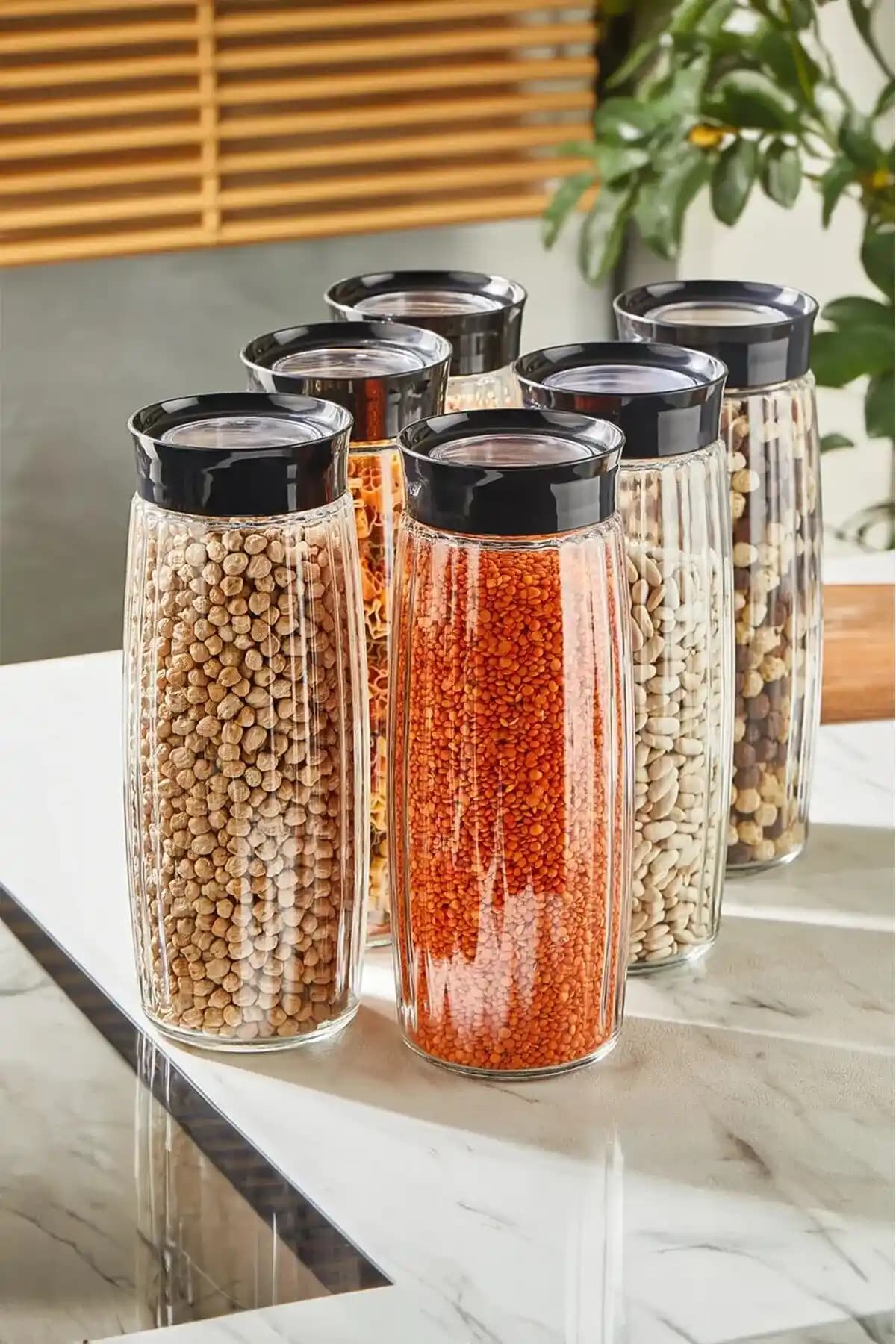 Mutfak Dekorasyonunda Cam Erzak Kaplarının İşlevselliği ve Estetik Katkıları