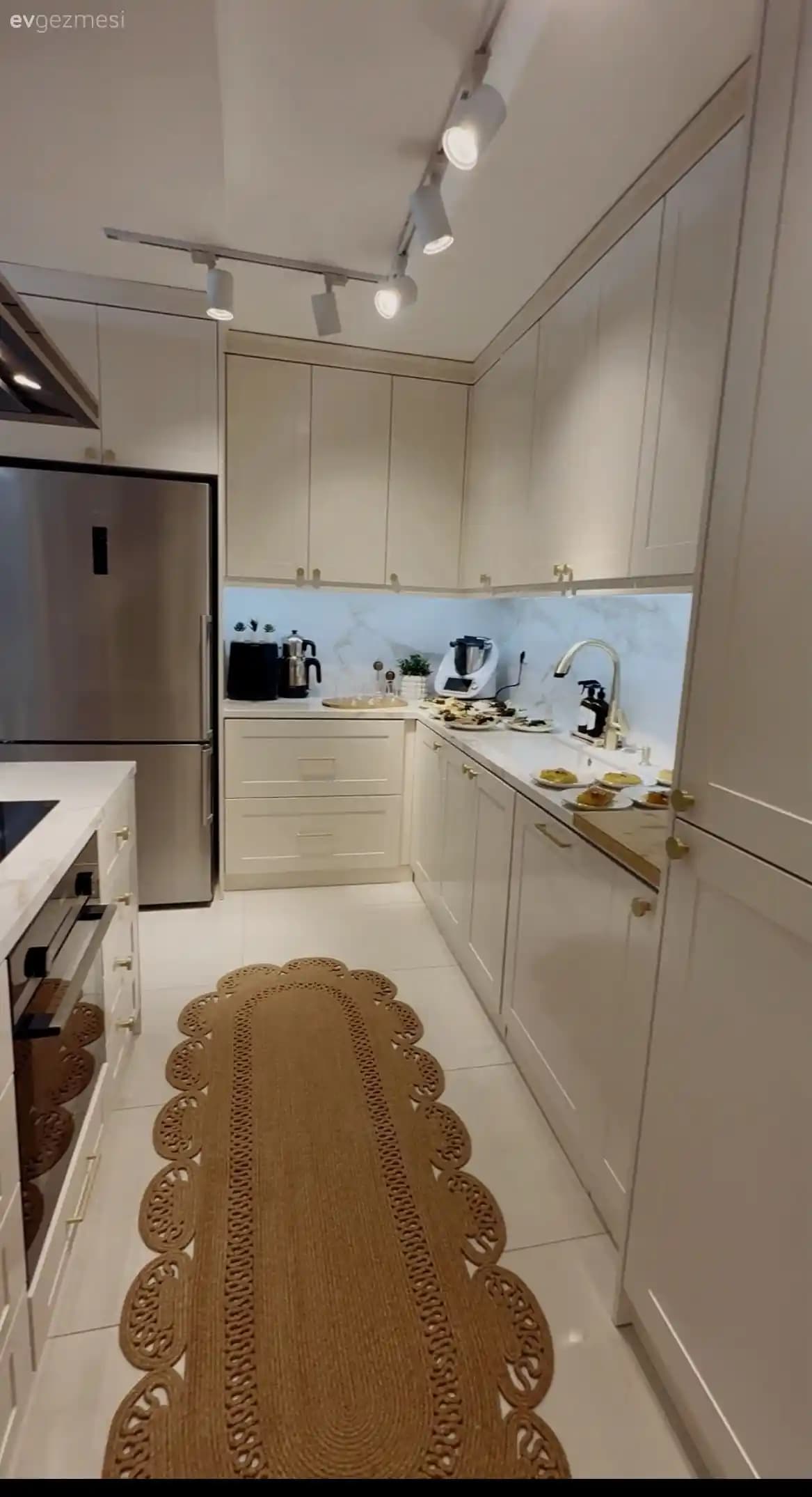 Mutfak Dekorasyonunda İşlevsel Standlar: Pratiklik ve Estetiğin Buluşması