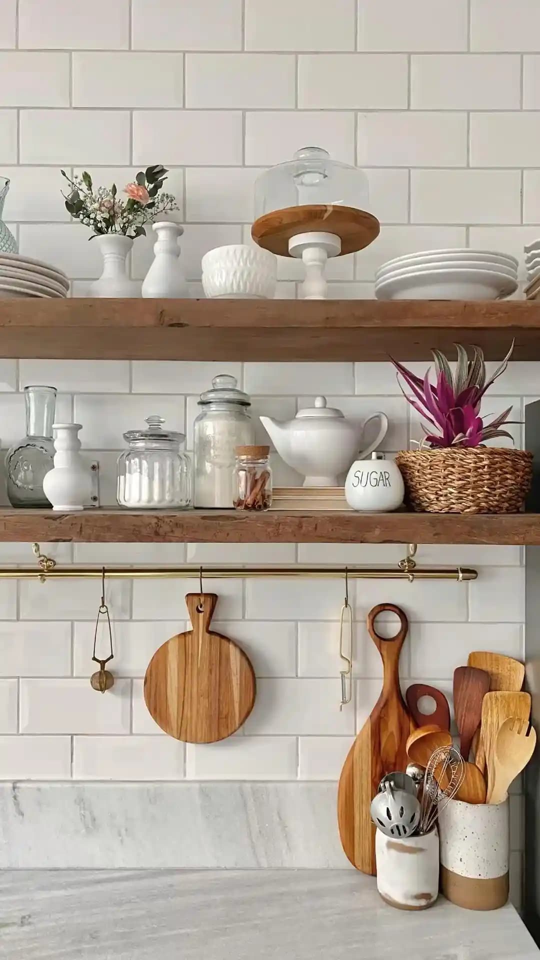 Mutfak Dekorasyonunda Raf Seçenekleri ve Alternatifleri: Malzeme, Tasarım ve Stil Uyumları