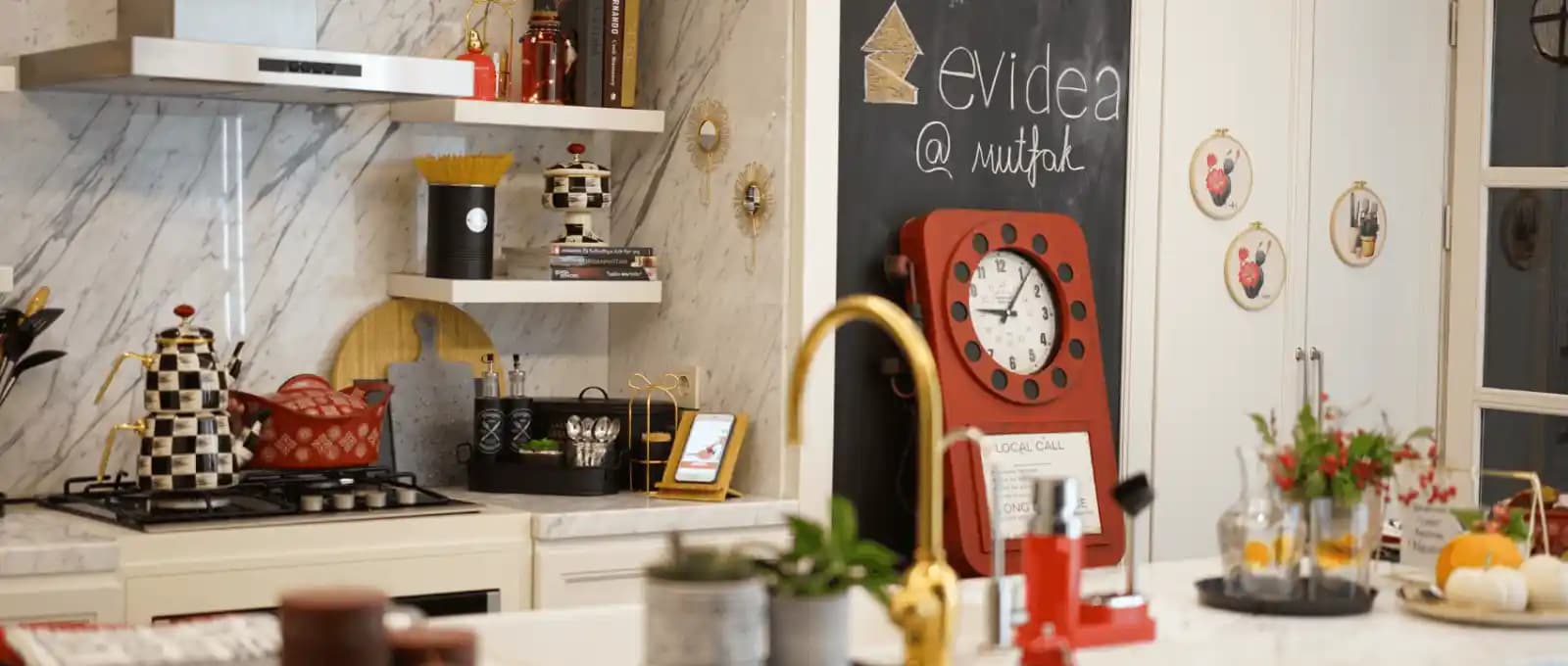 Mutfak Dekorasyonunda Şık ve İşlevsel Standların Rolü ve Güncel Trendler