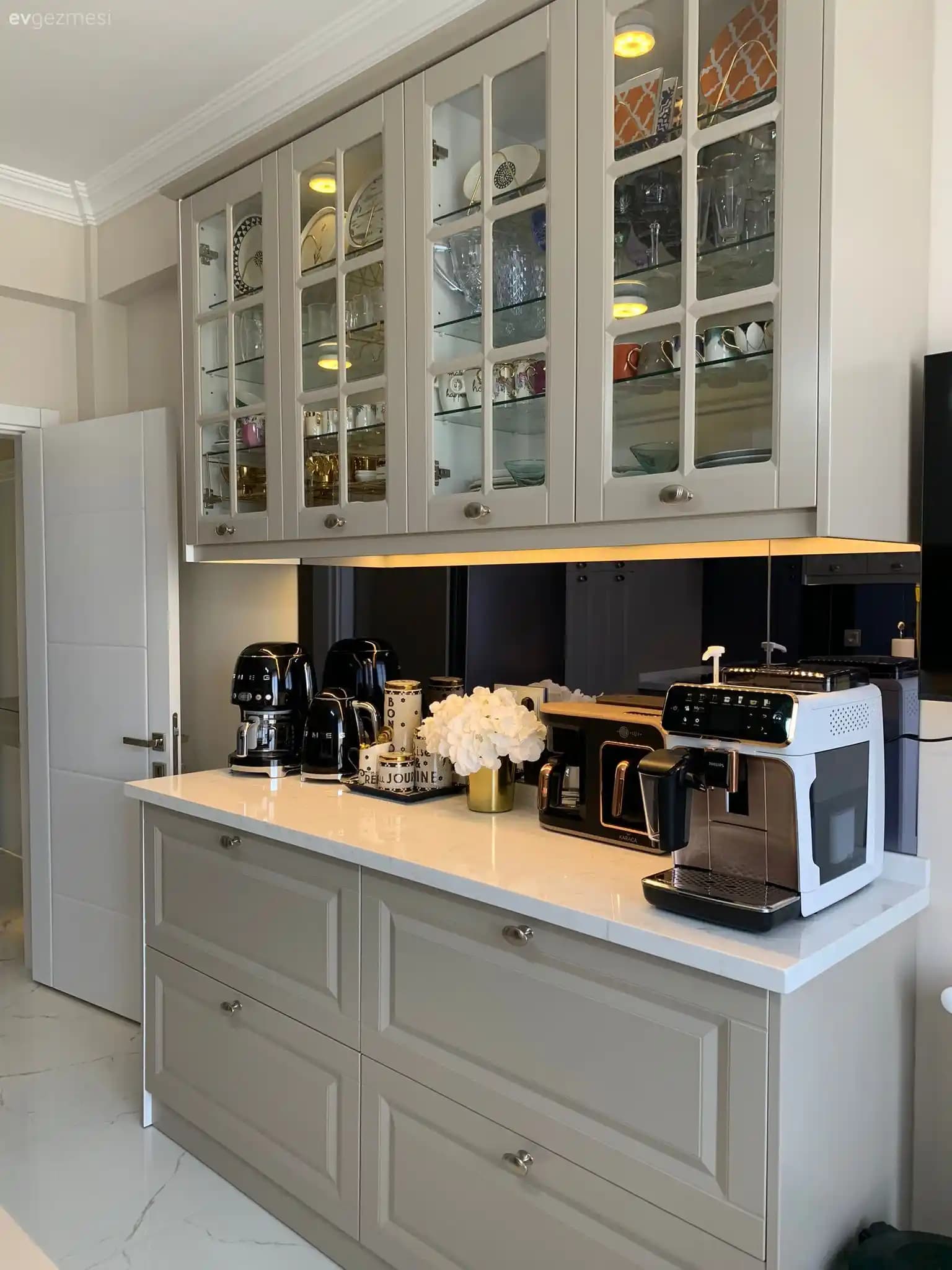 Mutfak İçin Çay ve Kahve Köşesi Tasarımları: İşlevsellik ve Estetiğin Uyumuyla Modern Çözümler