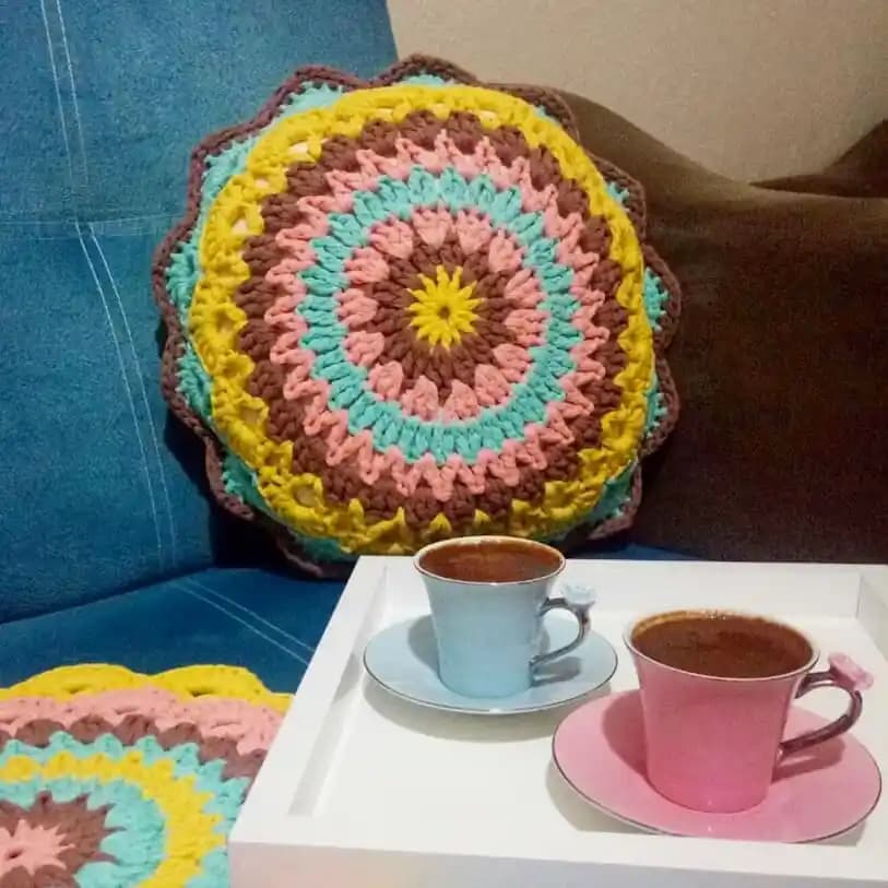 Örgü Kırlent Alternatifleri ve Ev Dekorasyonunda Kullanım İpuçları