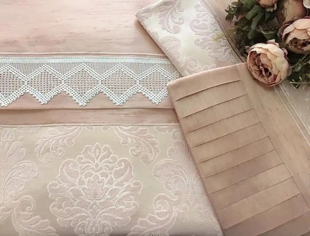 Pike Takımlarında El İşçiliği ve Dantelli Detayların Estetik Katkısı