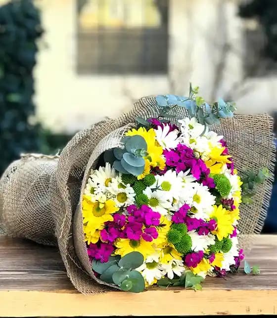 Renkli Çiçek Buketleri ile Ev Dekorasyonunda Canlılık ve Şıklık Yöntemleri