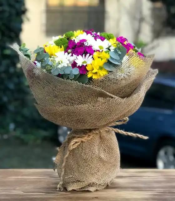 Renkli Çiçek Buketleri ve Ev Dekorasyonunda Canlılık Katmanın Yolları