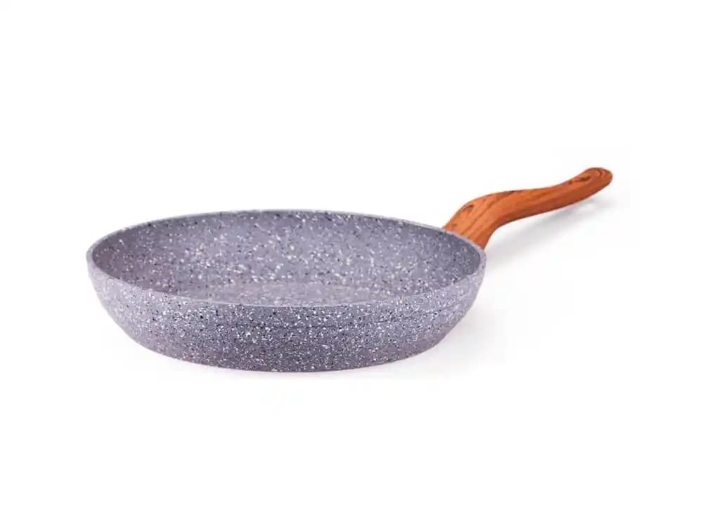 Rustik Ahşap Saplı Tavalar: Doğal ve Sıcak Bir Dekorasyon Unsuru Olarak Kullanımı