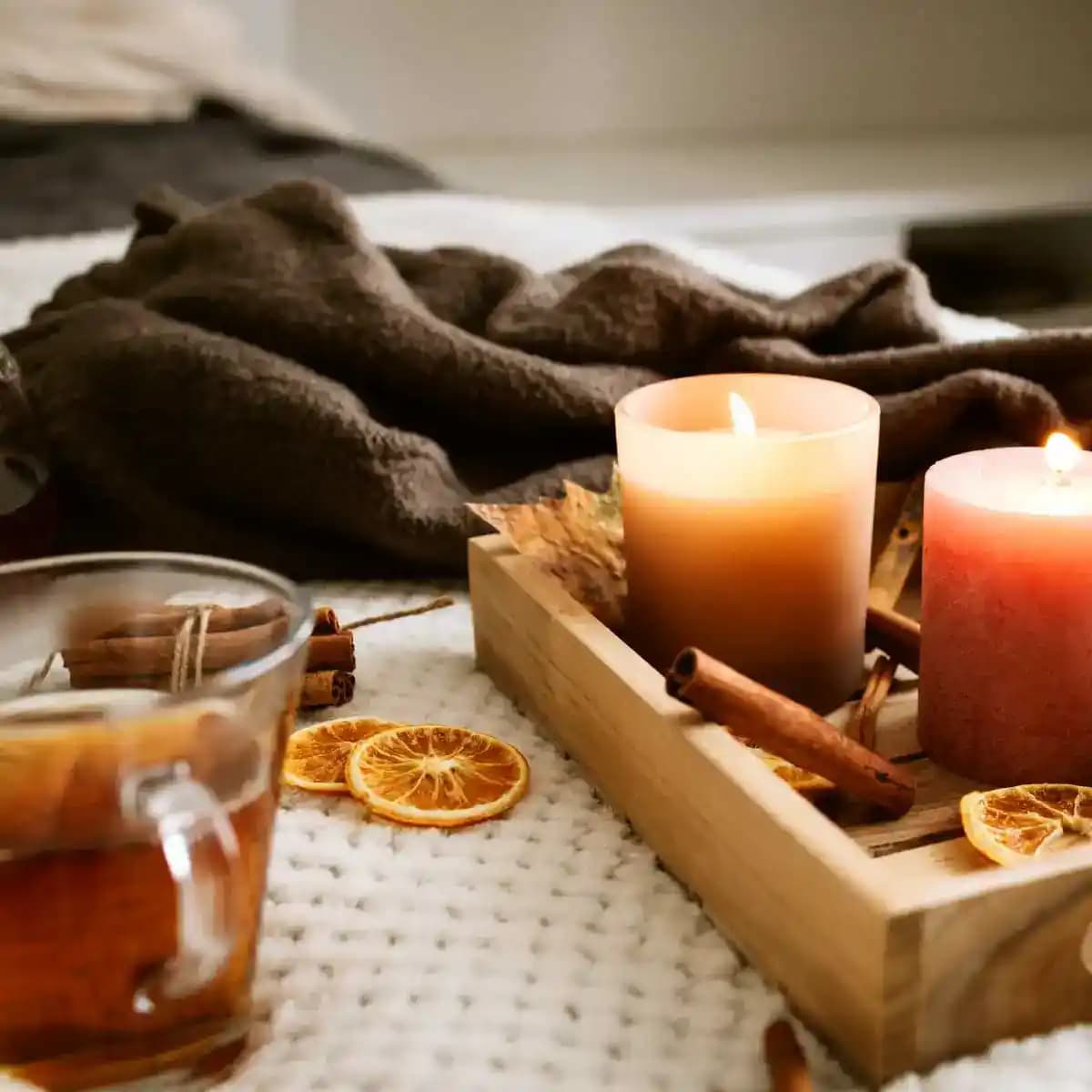 Sıcak ve Şık Ev Dekorasyonunda Mumların Rolü ve Dekoratif Kullanım İpuçları