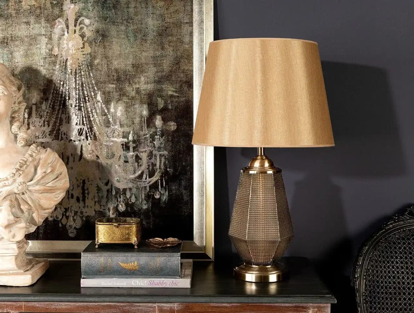 Şık Ev Dekorasyonunda Abajur Seçimi ve Kullanımı İpuçları