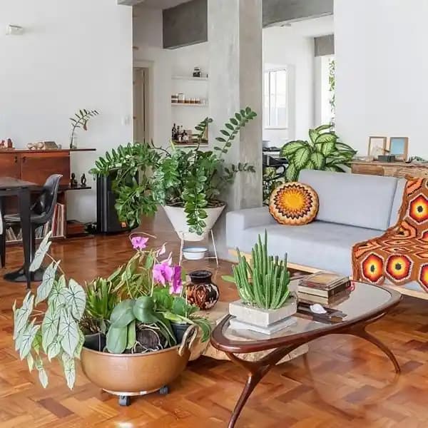 Şık ve Modern Ev Dekorasyonunda Dekoratif Çiçeklerin Rolü ve Seçim İpuçları