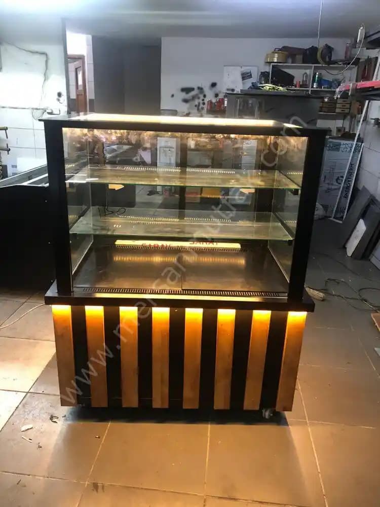 Teşhir Dolaplarında Estetik ve Dekorasyon Uyumu: Malzeme ve Tasarım Seçenekleri