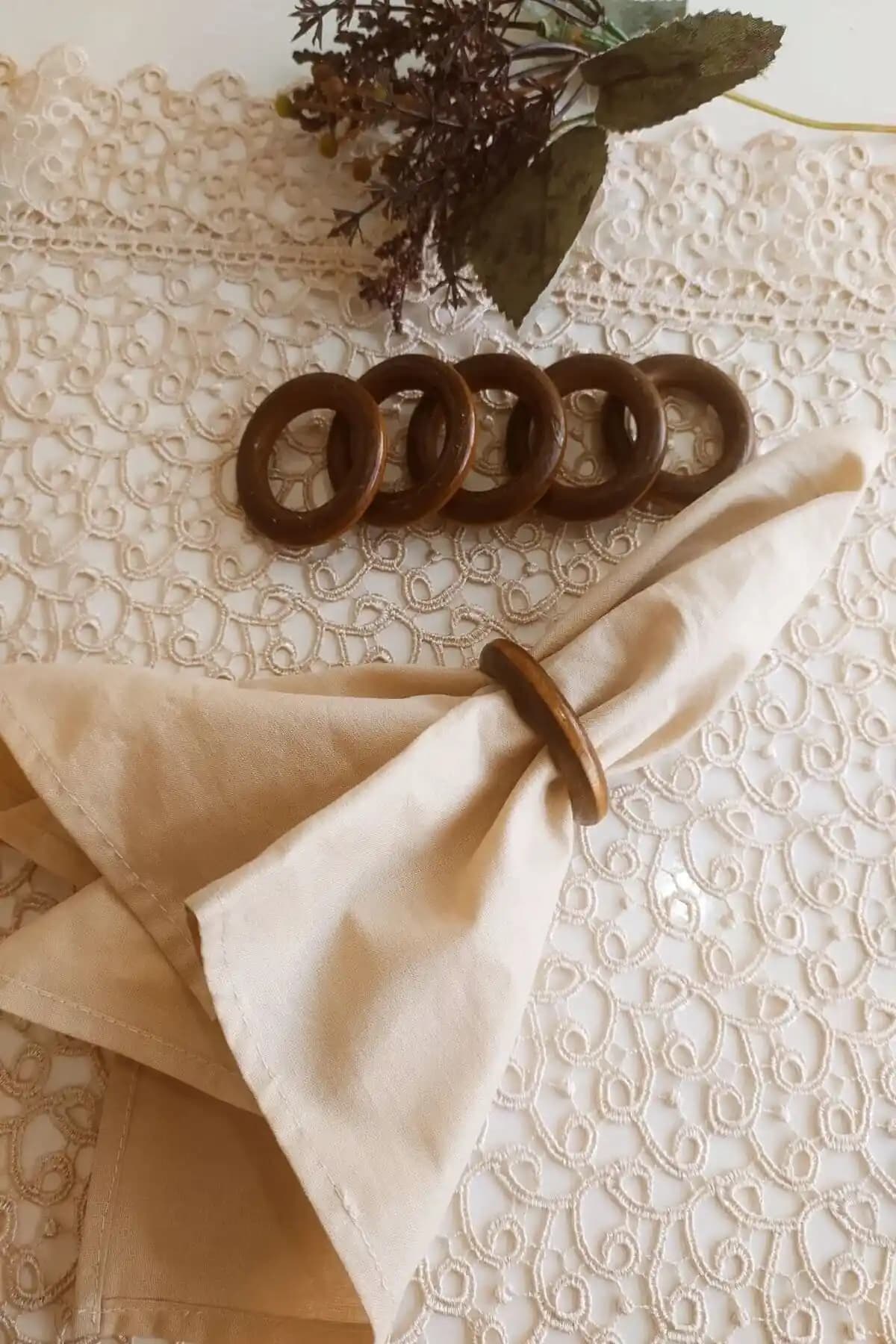 Vintage Dekor İçin Şık ve Nostaljik Peçete Yüzükleri Seçenekleri ve Dekorasyonda Kullanımı