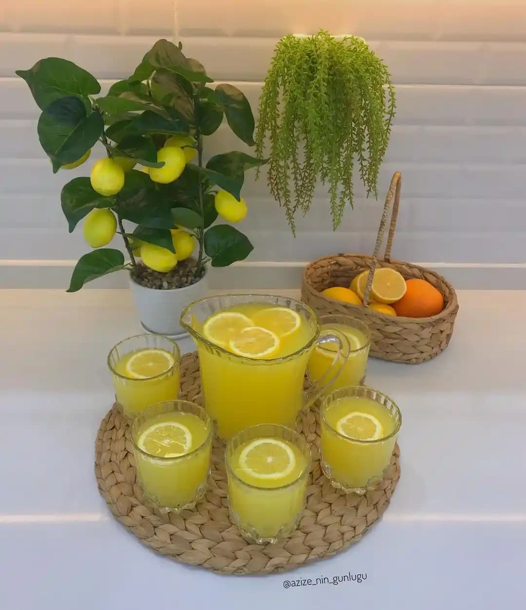 Yaz Dekorasyonunda Şık ve Fonksiyonel Limonata Kavanozları Kullanımı