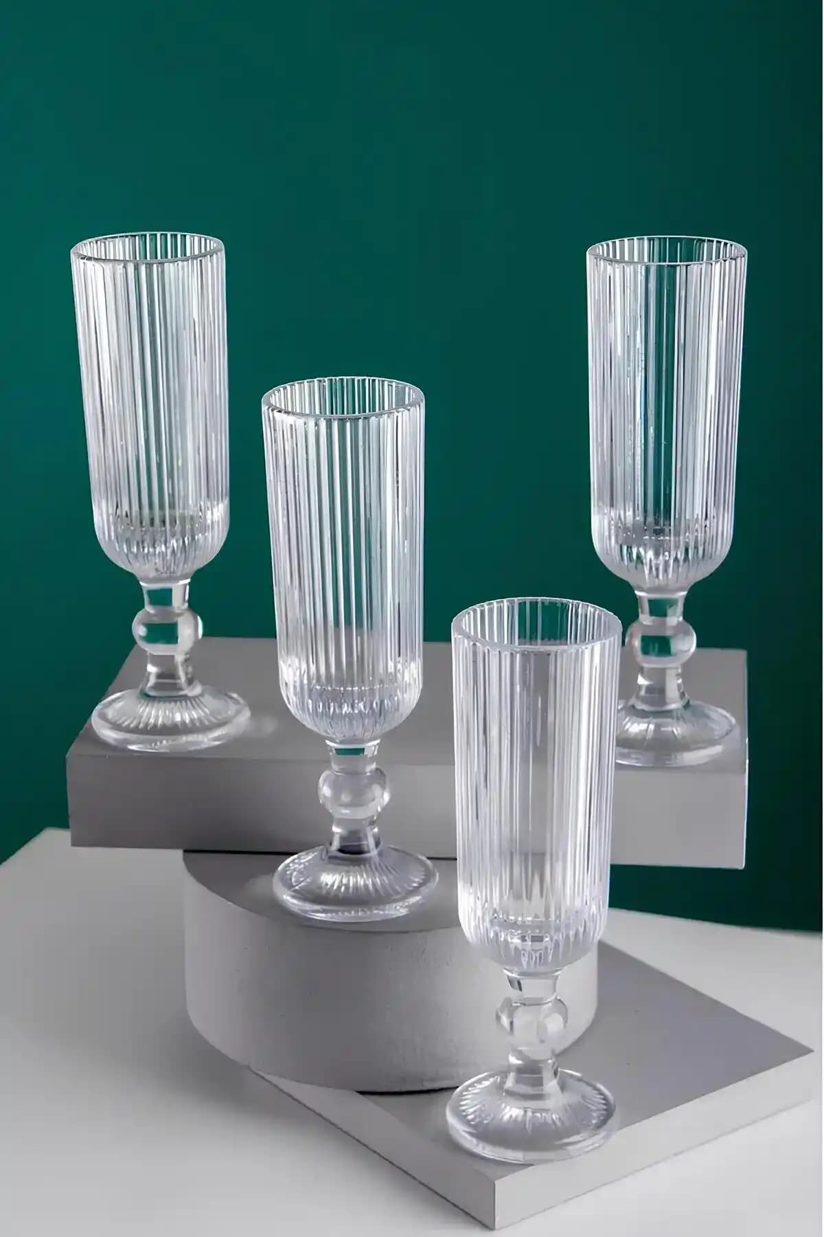 Zarif Ayaklı Dekoratif Bardaklar: Estetik ve İşlevsellik Sunan Dekoratif Ürünler