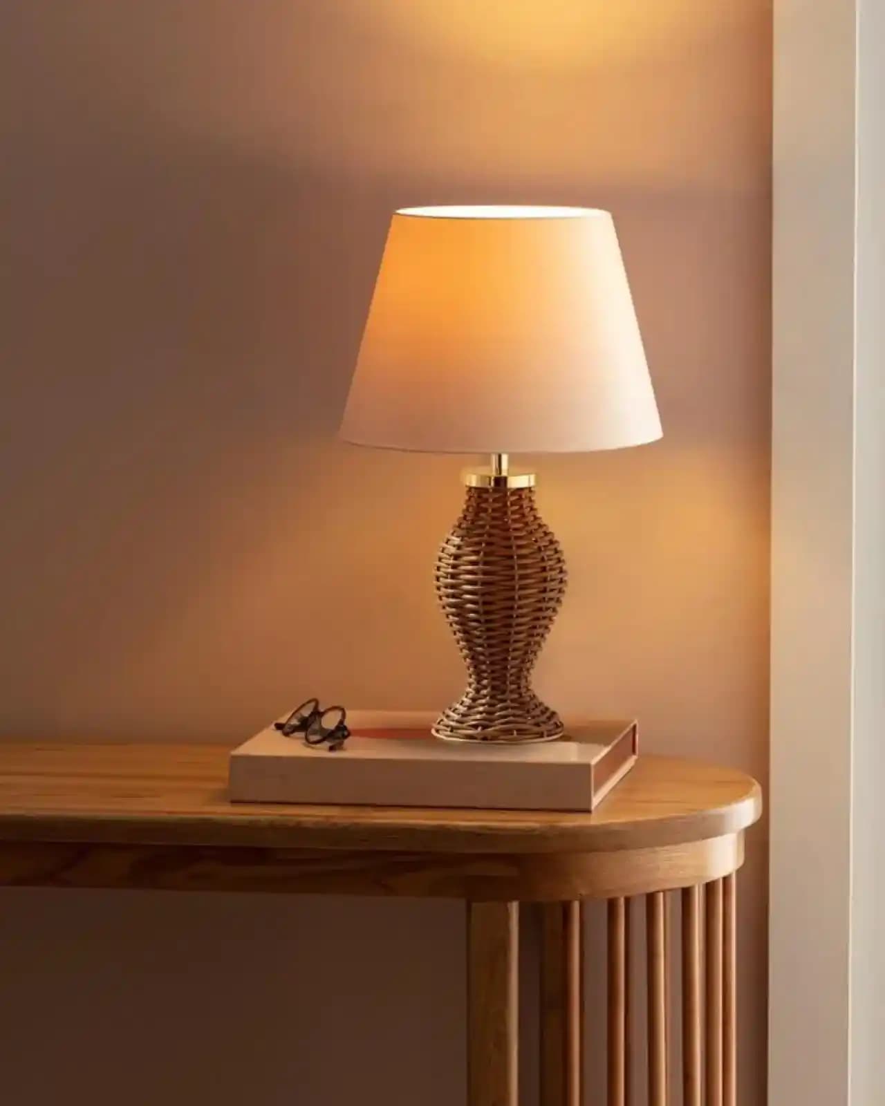 Zarif Masa Abajurları Seçimi: Estetik ve Fonksiyonellik İçin İpuçları ve Öneriler