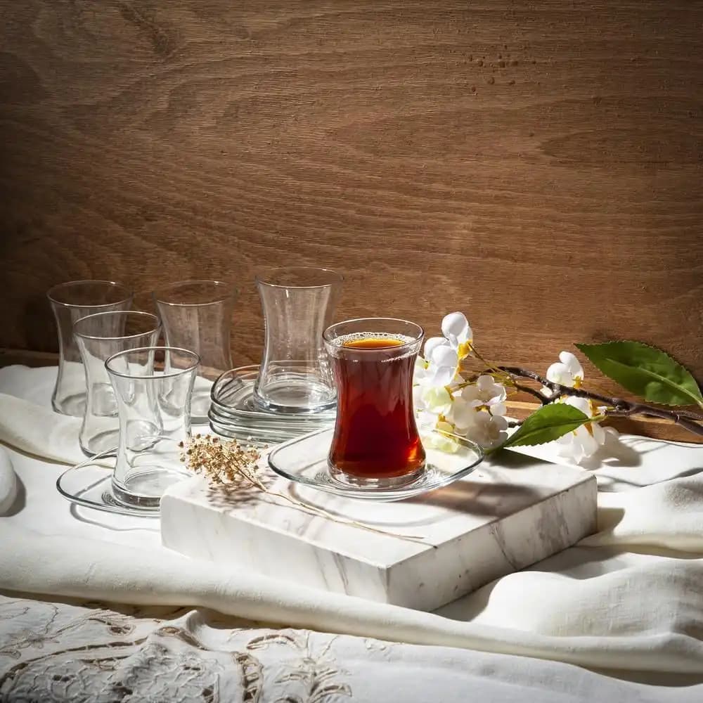 Çay Bardağı Tabağıyla Dekorasyonun Şıklığını Artırma Yöntemleri ve Trendler