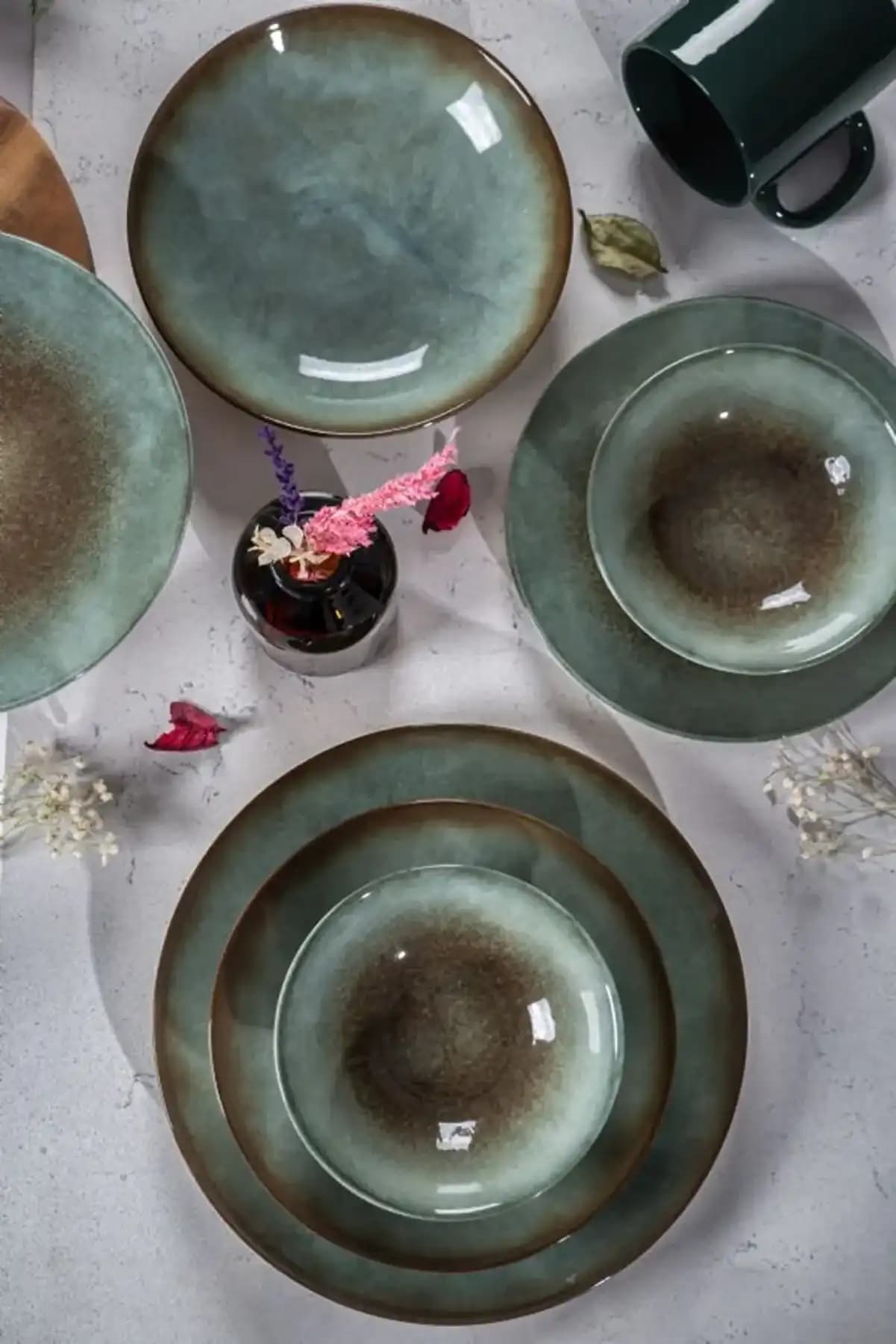 Çini Yemek Takımlarıyla Geleneksel Estetiği Modern Dekorasyona Entegre Etme Yöntemleri
