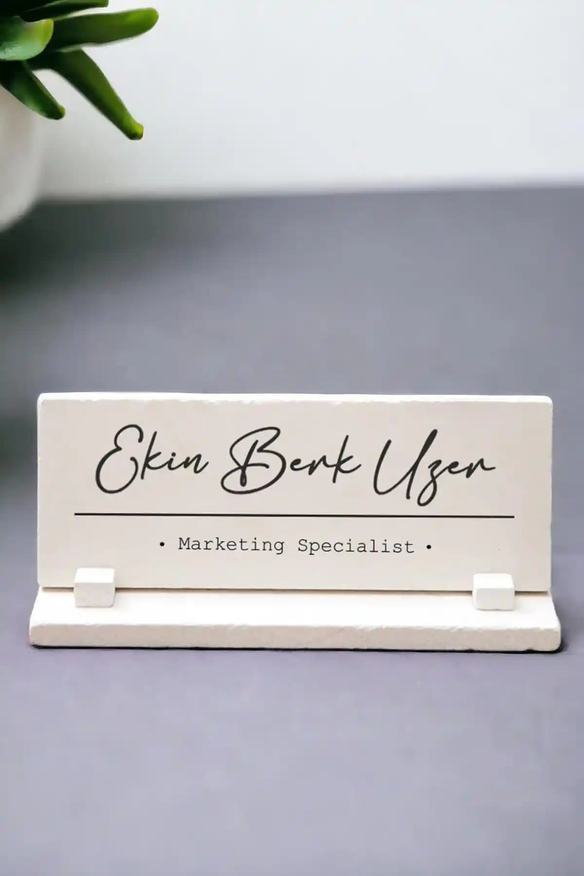 Dekorasyonda Şıklık ve İşlevselliği Yansıtan Tasarım İsminlikleri Seçenekleri