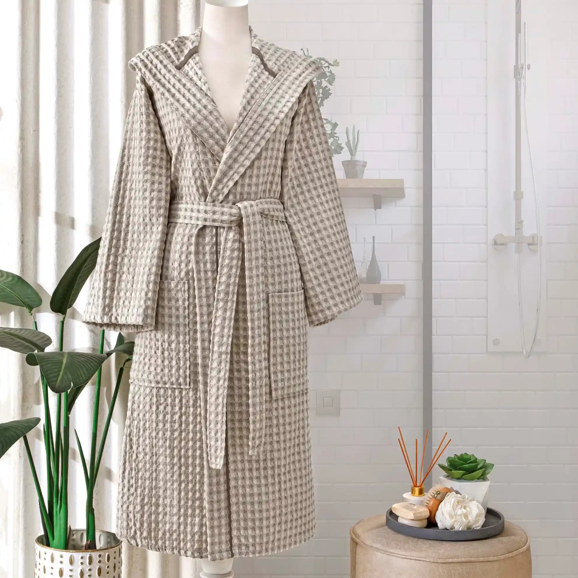 Ev Dekorasyonunda Konfor ve Şıklık İçin Pamuk Bornoz Kullanımı Rehberi