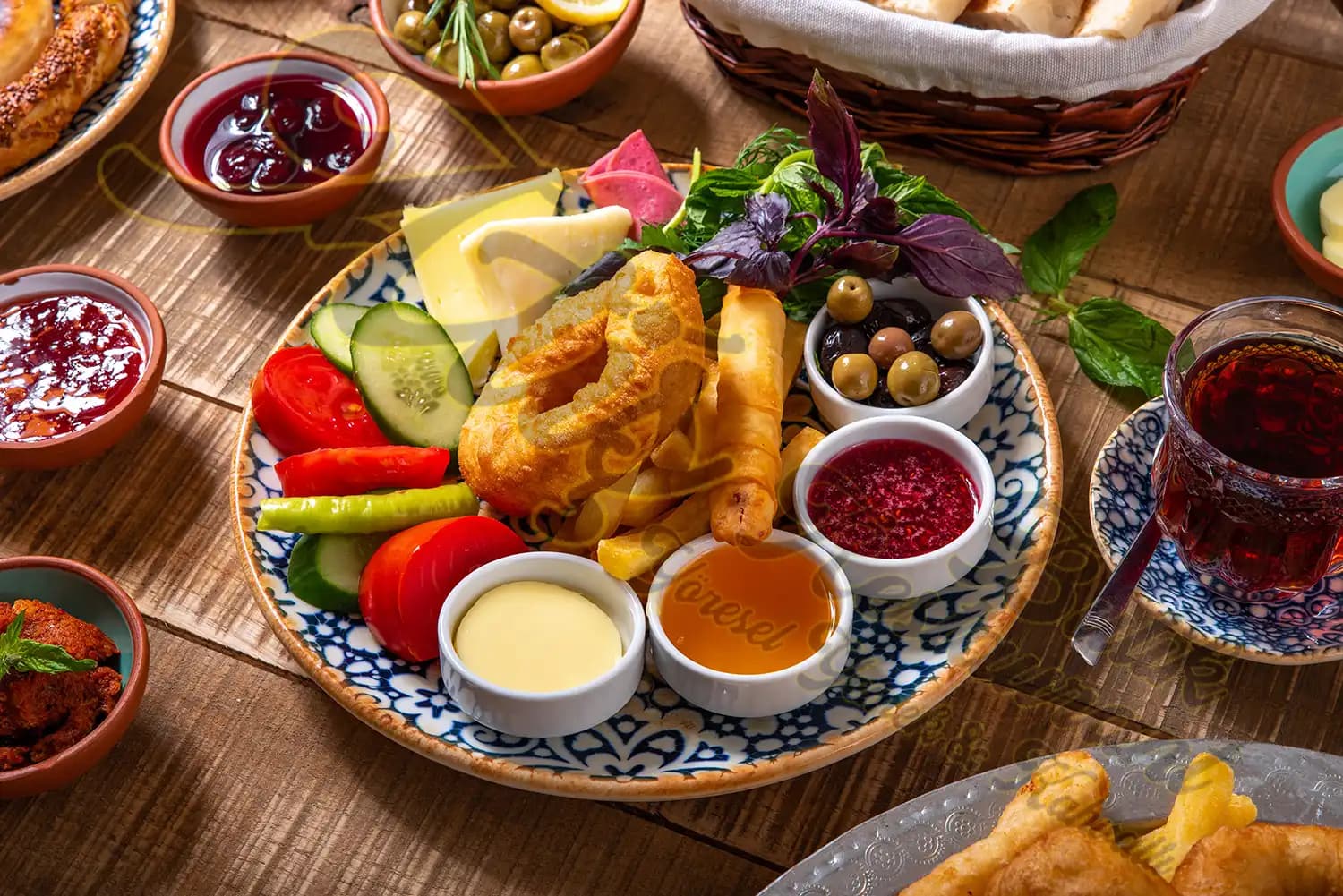 Kahvaltı Tabaklarıyla Sofralarınıza Şıklık ve İşlevsellik Katmanın Yolları
