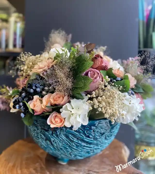 Masa Üstü Çiçeklerle Dekorasyon İpuçları ve Trendler Hakkında Kapsamlı Rehber