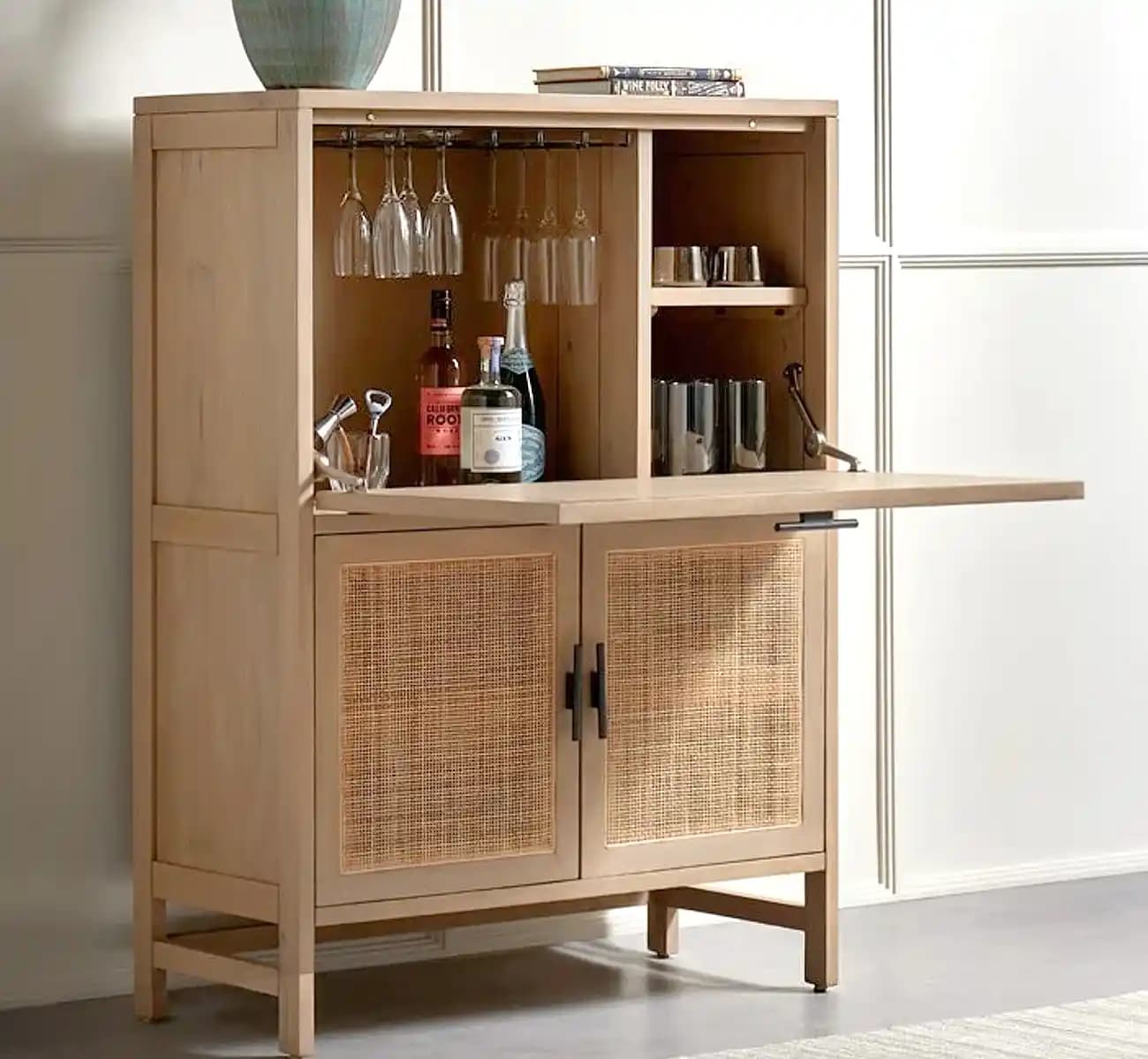 Masif Ahşap Dolaplar ile Evinize Doğal ve Şık Bir Dokunuş Yaratın