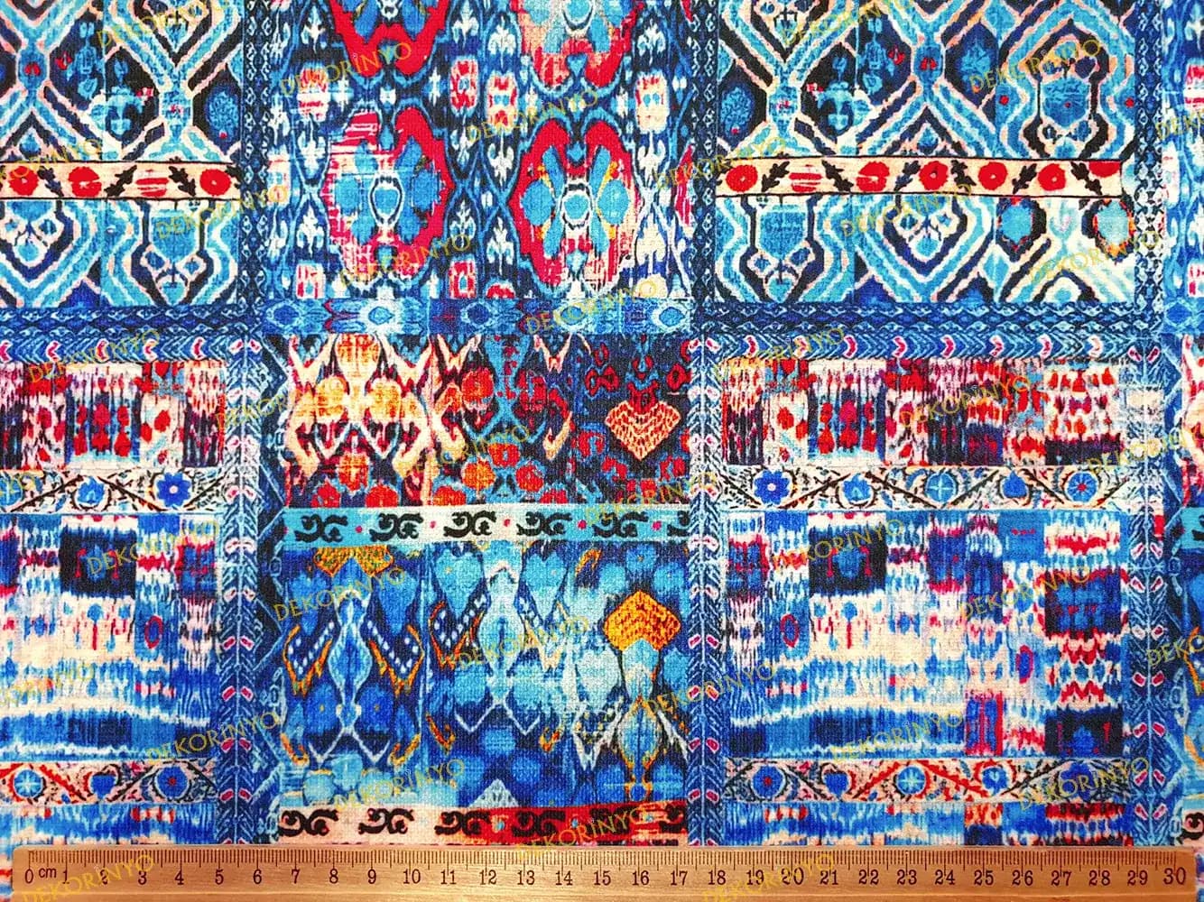 Mavi Kilim Dekorasyonunda Sükunet ve Zarafetin Simgesi Analizi