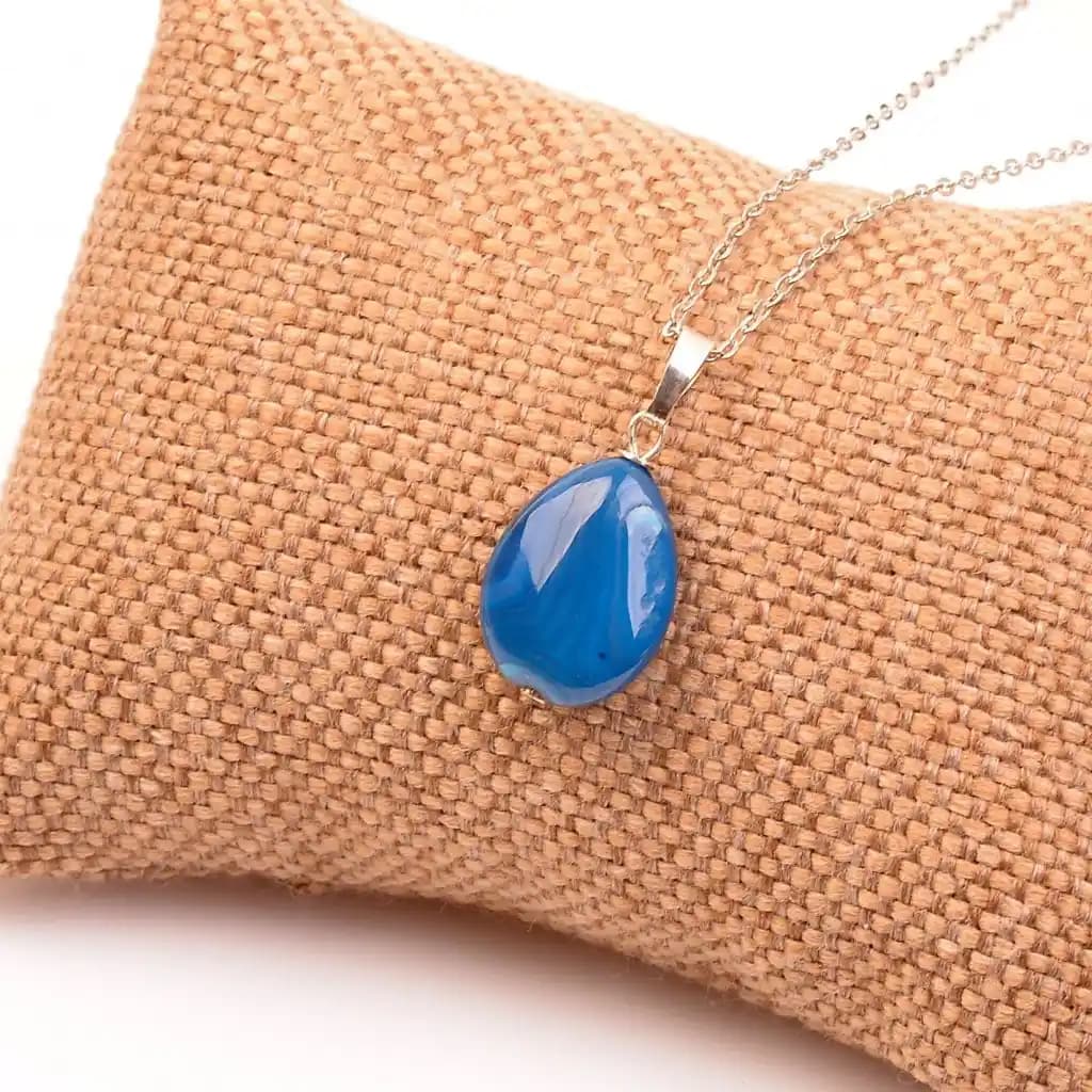 Mavi Taş Kolye ile Dekorasyonda Şıklık ve Anlam Katmanın Yolları