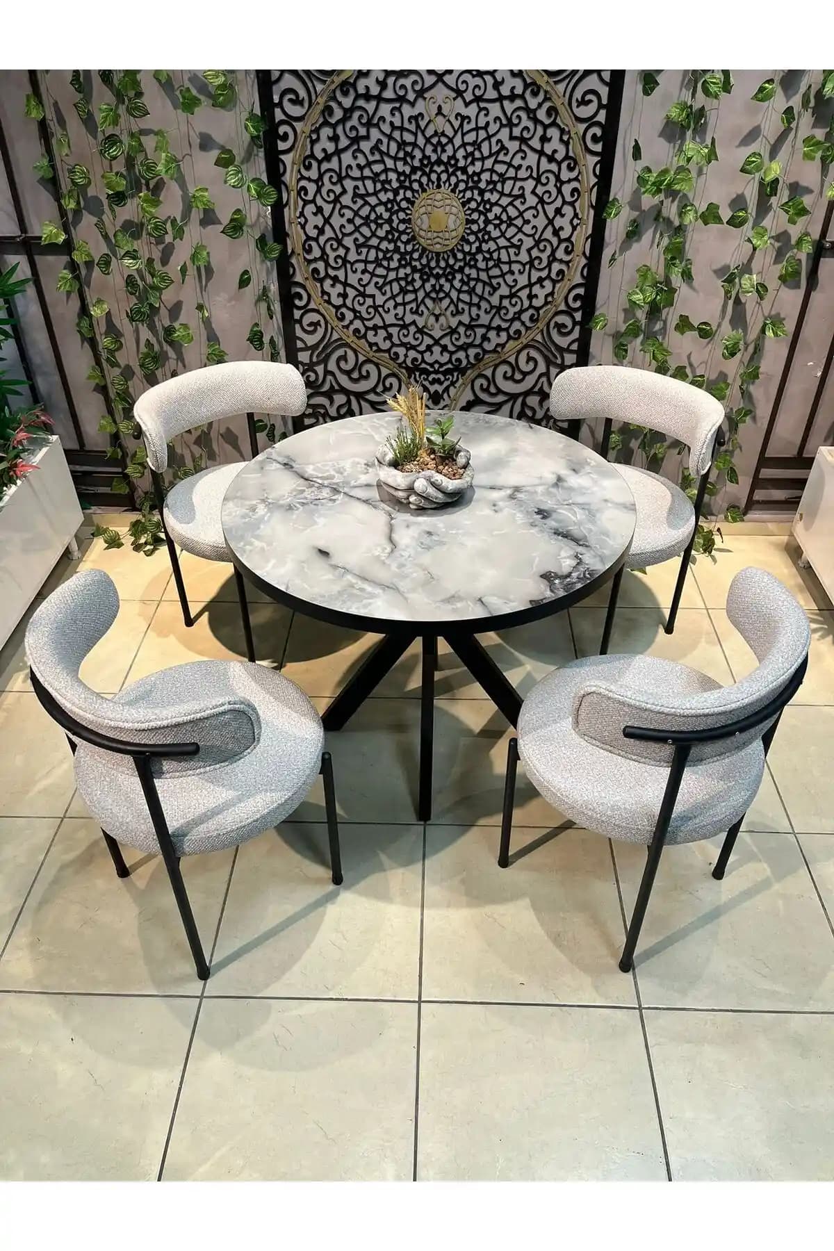 Mermer Desenli Masa ve Sandalye Dekorasyonunda Şıklık ve Estetik Yaklaşımlar