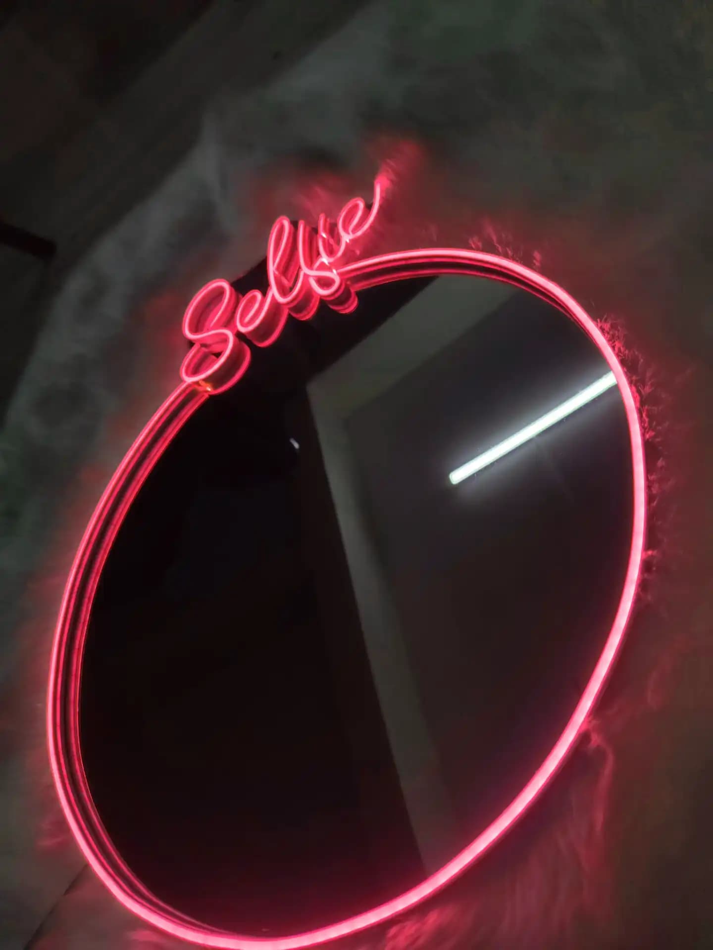Neon Aynalar ile Modern ve Çekici Dekorasyon Çözümleri 2023