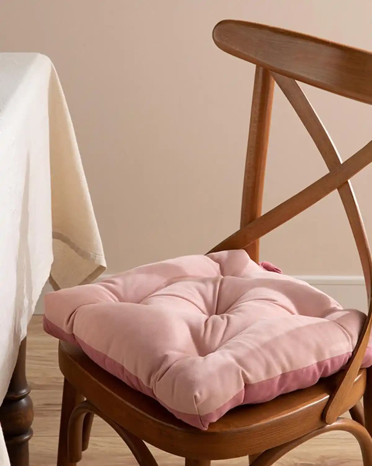 Ozdilek Sandalye Minderleri ile Dekorasyonda Şıklık ve Konforun Bir Arada Sunumu