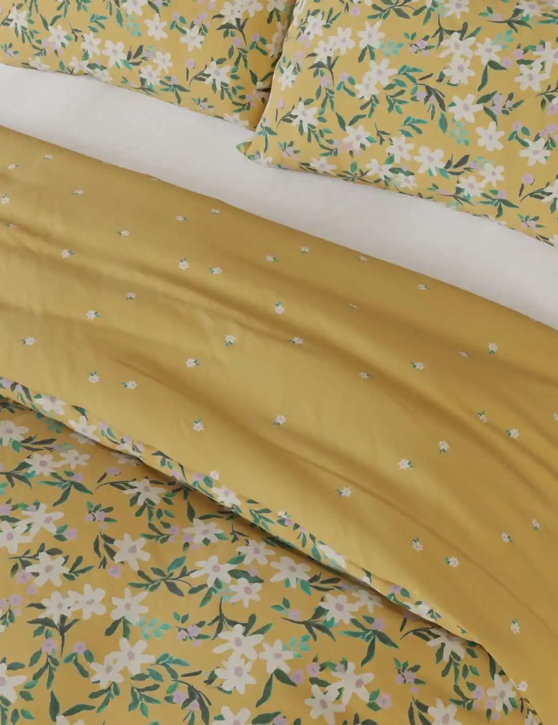 Papatya Desenli Nevresim Takımıyla Yatak Odalarınıza Doğal ve Şık Bir Dokunuş