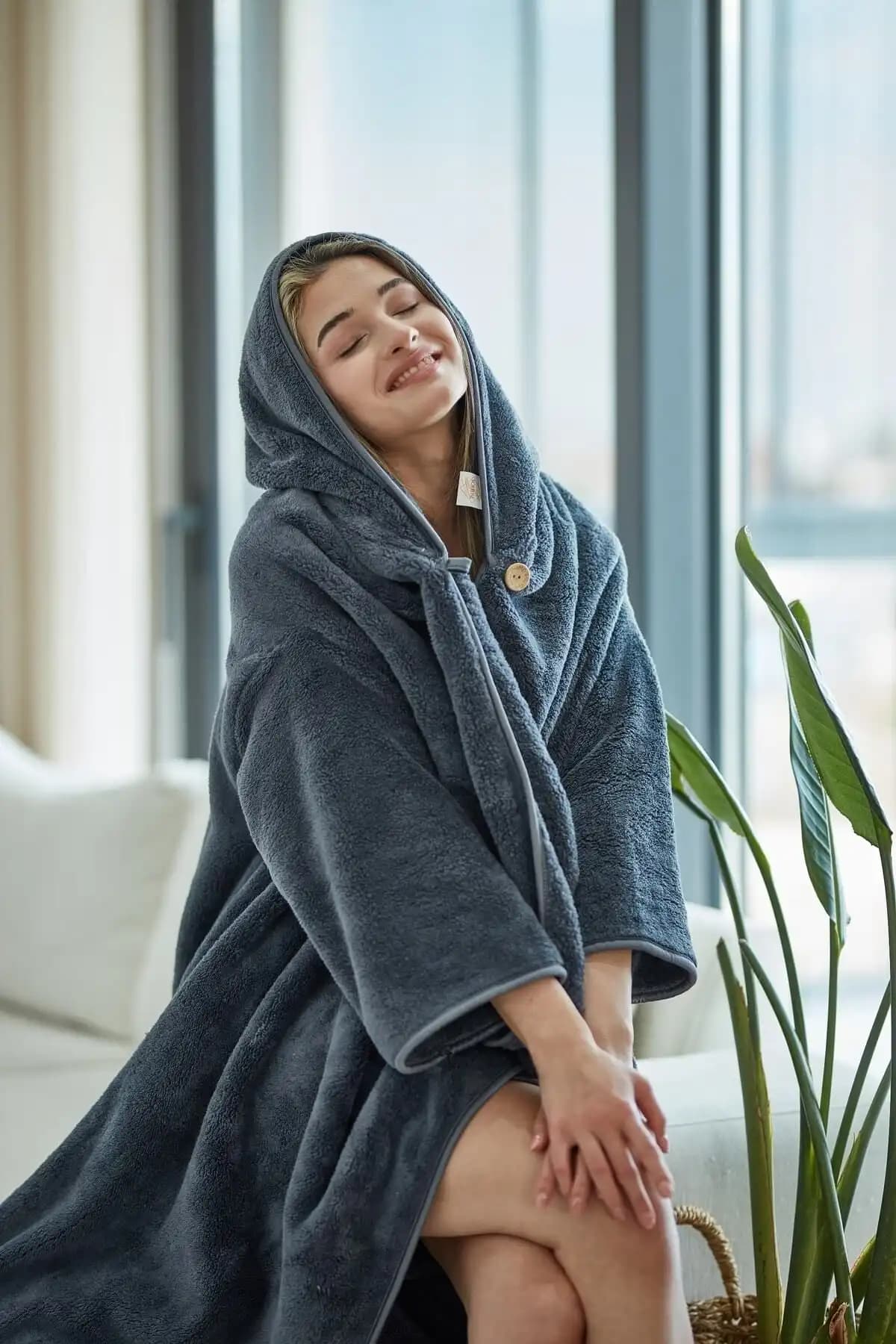 Peluş Giyilebilir Battaniyeler ile Modern Ev Dekorasyonunda Sıcak ve Şık Dokunuşlar