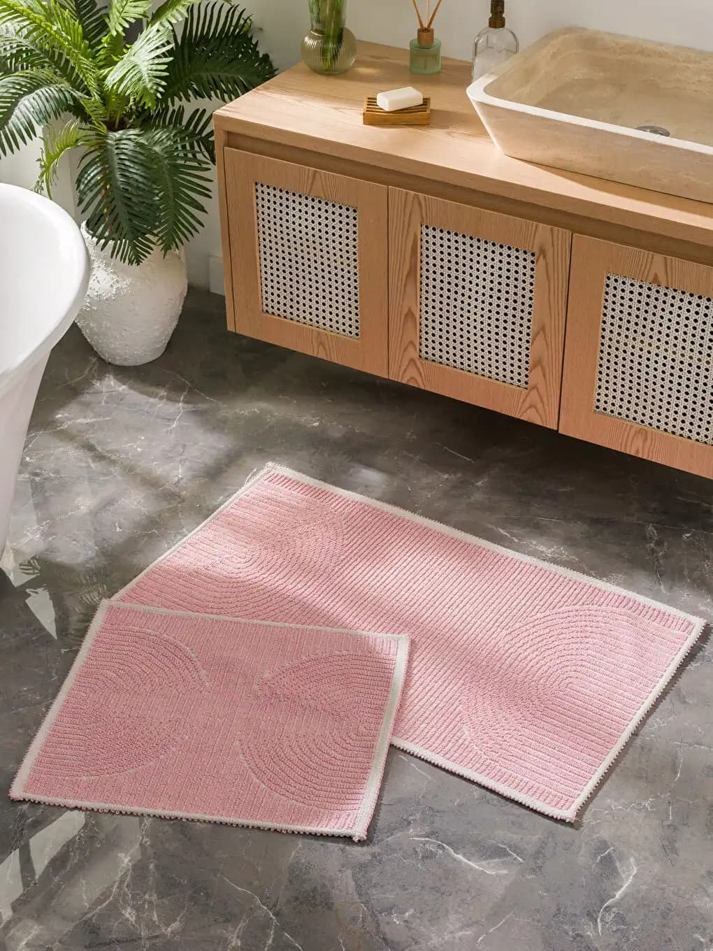 Pembe Banyo Paspasıyla Şık ve Konforlu Banyo Dekorasyonu Fikirleri