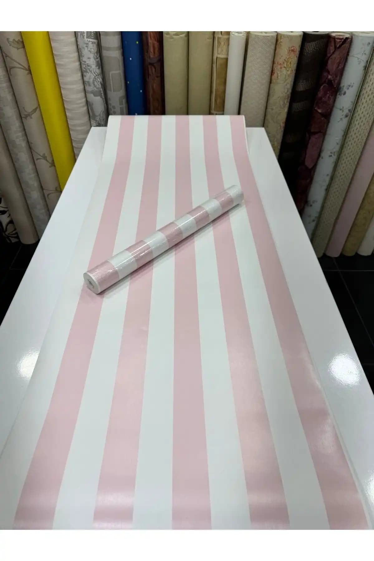 Pembe Beyaz Çizgili Duvar Kağıdıyla Şık ve Ferah Dekorasyon Çözümleri