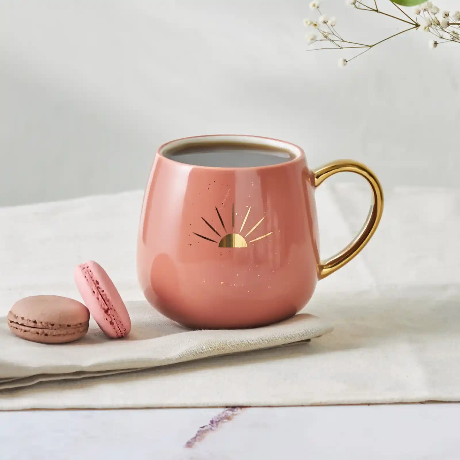 Pembe Kupa Dekorasyon Fikirleriyle Mekanlarınıza Renk Katın ve Yaratıcı Dokunuşlar Ekleyin